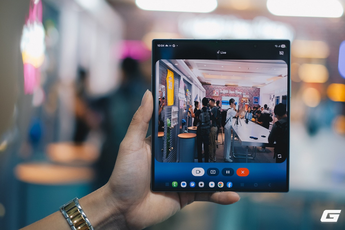 Chế độ Flex Mode của Fold7 giúp người dùng chụp ảnh rảnh tay như dùng tripod tích hợp.(Ảnh: Genk)