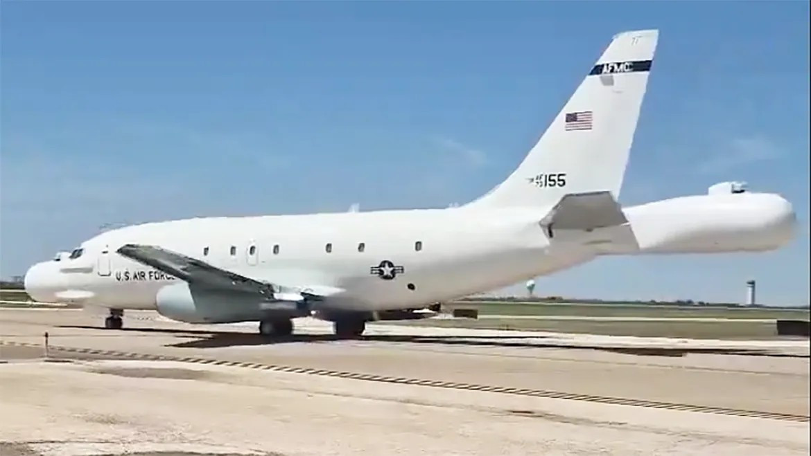 Chiếc máy bay này vừa thực hiện chuyến bay bí ẩn từ Khu thử nghiệm Nevada đến Arkansas, rồi ghé Texas tiếp nhiên liệu trước khi quay lại căn cứ.(Ảnh: The War Zone)