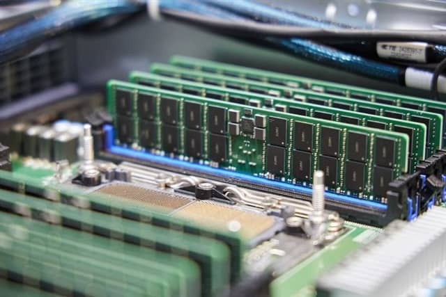 Giá DRAM tăng 40–50% chỉ trong vài tuần, thậm chí có sản phẩm tăng hơn 100% trong thời gian ngắn.