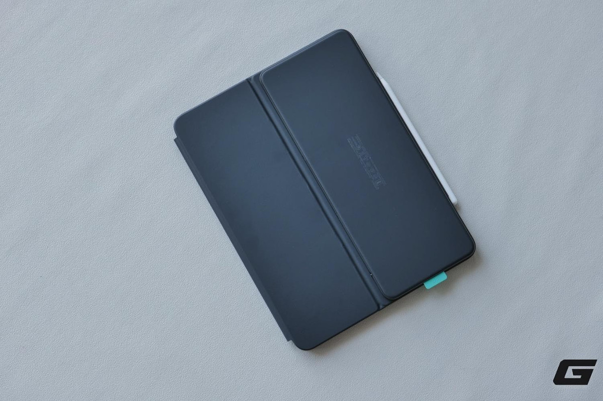 Logitech Flip Folio nổi bật nhờ thiết kế bao da gắn nam châm cùng bàn phím tháo rời, mang lại sự linh hoạt khi sử dụng.(Ảnh: Genk)