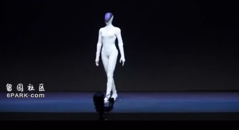 Iron gây chú ý với dáng đi giống người thật và ngoại hình nữ tính rõ rệt. (Ảnh: 6park)