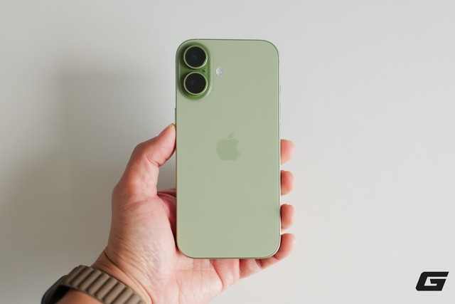 Điểm nhấn lớn nhất là màn hình 120 Hz cùng Always-On Display, mang lại trải nghiệm mượt mà hơn hẳn iPhone 16. (Ảnh: Genk)