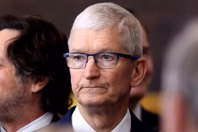 Tim Cook hay Satya Nadella thường xuất hiện với iPhone bản thường, không phải Pro Max mới nhất.