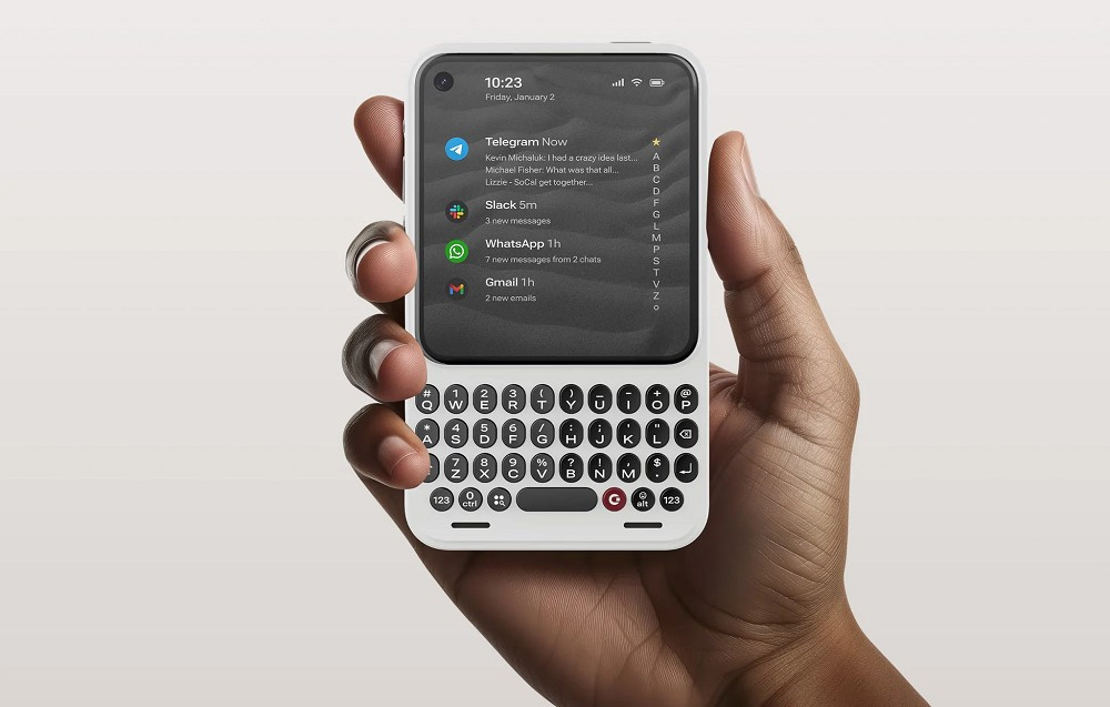Clicks Communicator sử dụng màn hình AMOLED 4,03 inch độ phân giải 1080 x 1200, cố tình nhỏ để hạn chế giải trí và giảm xao nhãng.