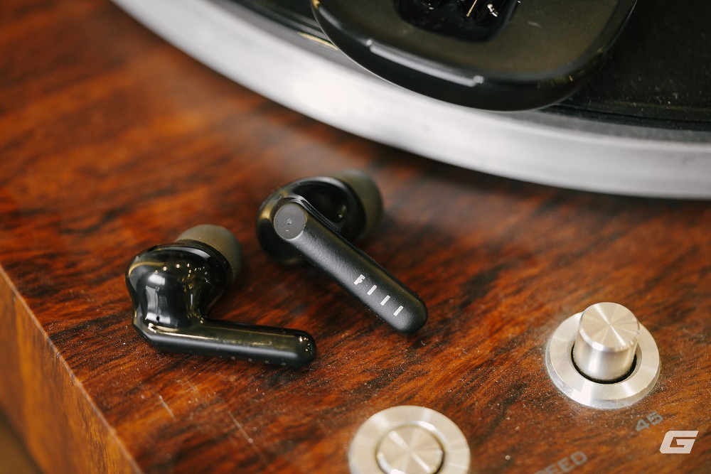 Chất âm thiên trầm, dày và ấm, phù hợp nhạc Pop, Dance, EDM, nhưng dải cao chưa nổi bật.(Genk)