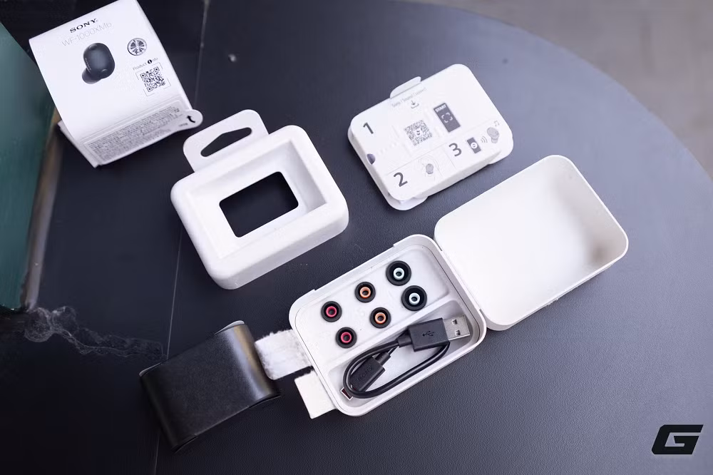 Case sạc vuông vức, bản lề kim loại chắc chắn, đèn LED ẩn tạo cảm giác cao cấp và hiện đại.(Ảnh: Genk)