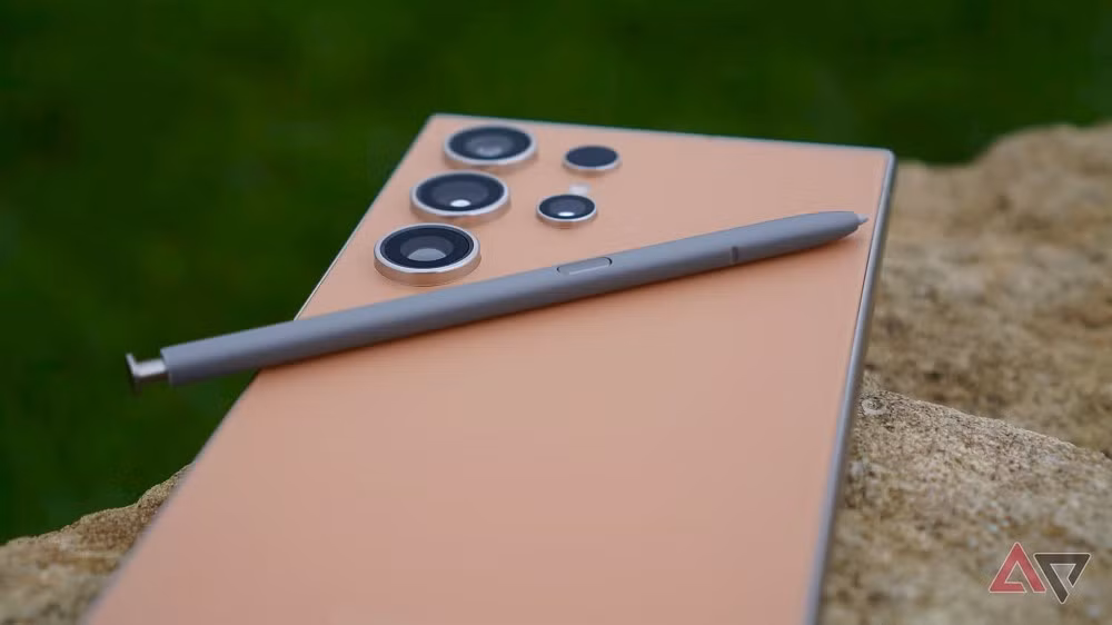 Khi Samsung loại bỏ Bluetooth và thao tác không chạm trên S Pen, tính tiện ích của nó càng giảm đi rõ rệt.(Ảnh: Android Police)