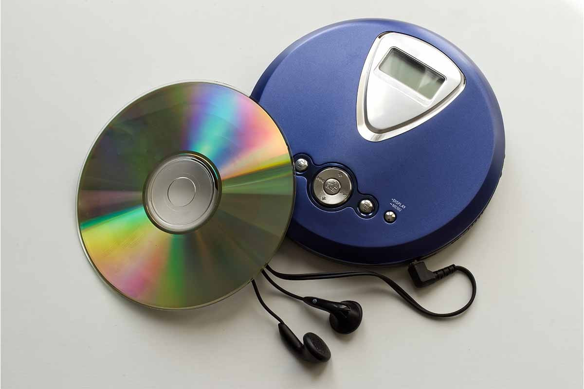 Đĩa CD mở ra thời kỳ âm nhạc kỹ thuật số trong trẻo, gọn nhẹ và bền hơn cassette.