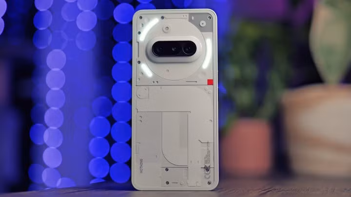 Nothing Phone (3a): điện thoại giá trị tốt nhất, giá 379 USD, thiết kế độc đáo, pin bền, nhưng camera siêu rộng còn hạn chế.