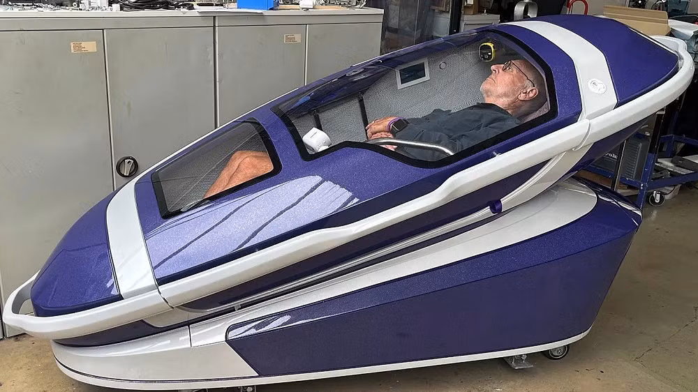 Giới phê bình cho rằng việc thay thế bác sĩ bằng thuật toán trong quyết định sống chết là vượt quá ranh giới đạo đức.