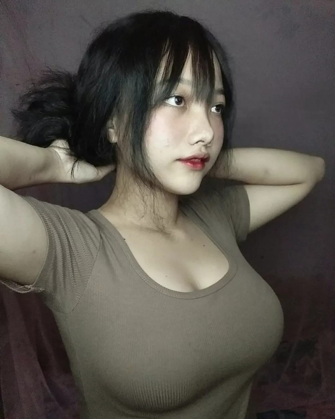 Với hơn 60.000 người theo dõi, Khuê Ngọc vốn nổi tiếng nhờ gương mặt khả ái cùng phong cách gợi cảm, thường xuyên cosplay táo bạo.