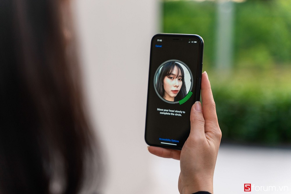 Phần lớn điện thoại Android chỉ dùng nhận diện khuôn mặt 2D, dễ bị đánh lừa và kém hiệu quả trong điều kiện thiếu sáng. (Ảnh: Sforum.vn)