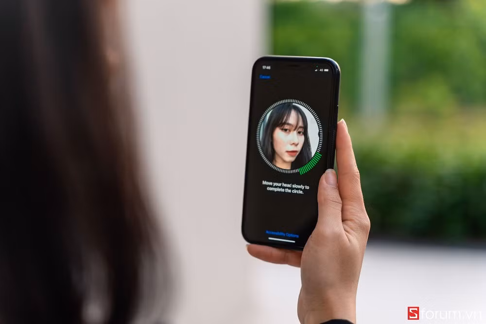 Phần lớn điện thoại Android chỉ dùng nhận diện khuôn mặt 2D, dễ bị đánh lừa và kém hiệu quả trong điều kiện thiếu sáng. (Ảnh: Sforum.vn)