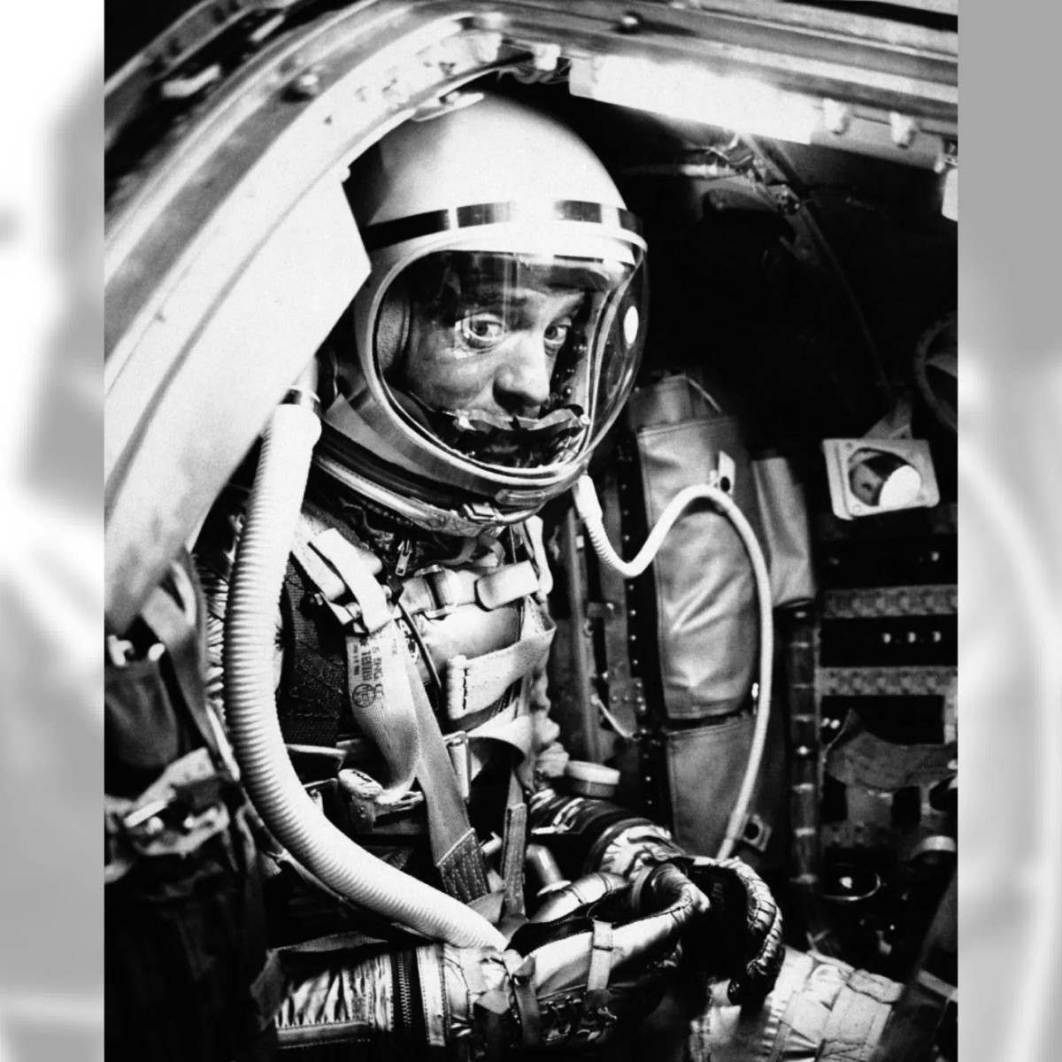 Shepard tiểu luôn trong bộ đồ, nước tiểu được lớp vải lót phía trong thấm hút hết.(Ảnh: The Denver Post)