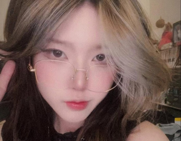 Phong cách hài hước cùng bộ trang phục nổi bật của cô nàng khiến cộng đồng không khỏi bật cười thích thú.