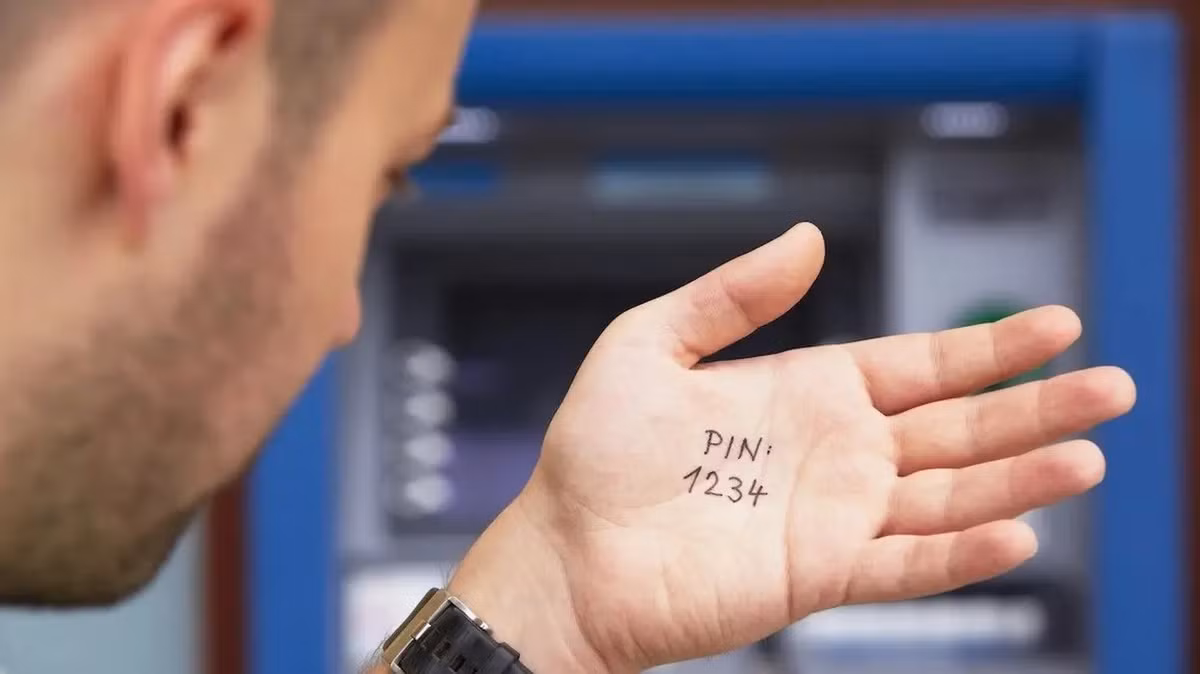 Sai lầm phổ biến nhất là đặt những dãy số dễ đoán như 1234, 0000 hay ngày sinh.