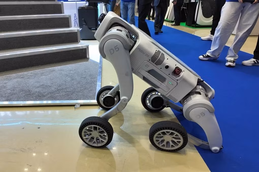 Không dừng ở robot giao hàng, Zhang Tao đặt cược tương lai vào robot nhân hình, tin rằng thị trường này sẽ còn lớn hơn cả ngành ô tô.