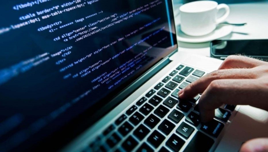 Zero-day attack là hình thức hacker khai thác lỗ hổng chưa được vá trong phần mềm hoặc hệ thống.