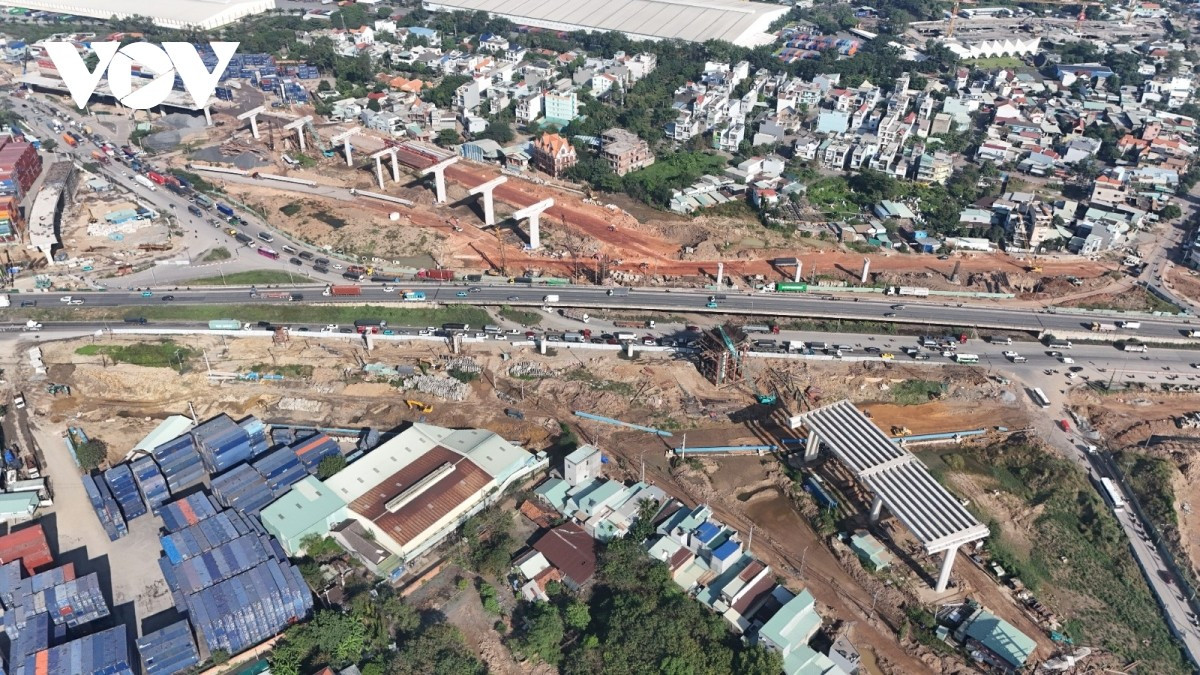 Toàn bộ mặt bằng cho dự án đã được bàn giao sạch từ lâu nhưng sự vắng bóng của máy móc và nhân công trên công trường đang biến lợi thế &apos;vàng&apos; thành một nỗi lo thường trực về nguy cơ trễ hẹn.