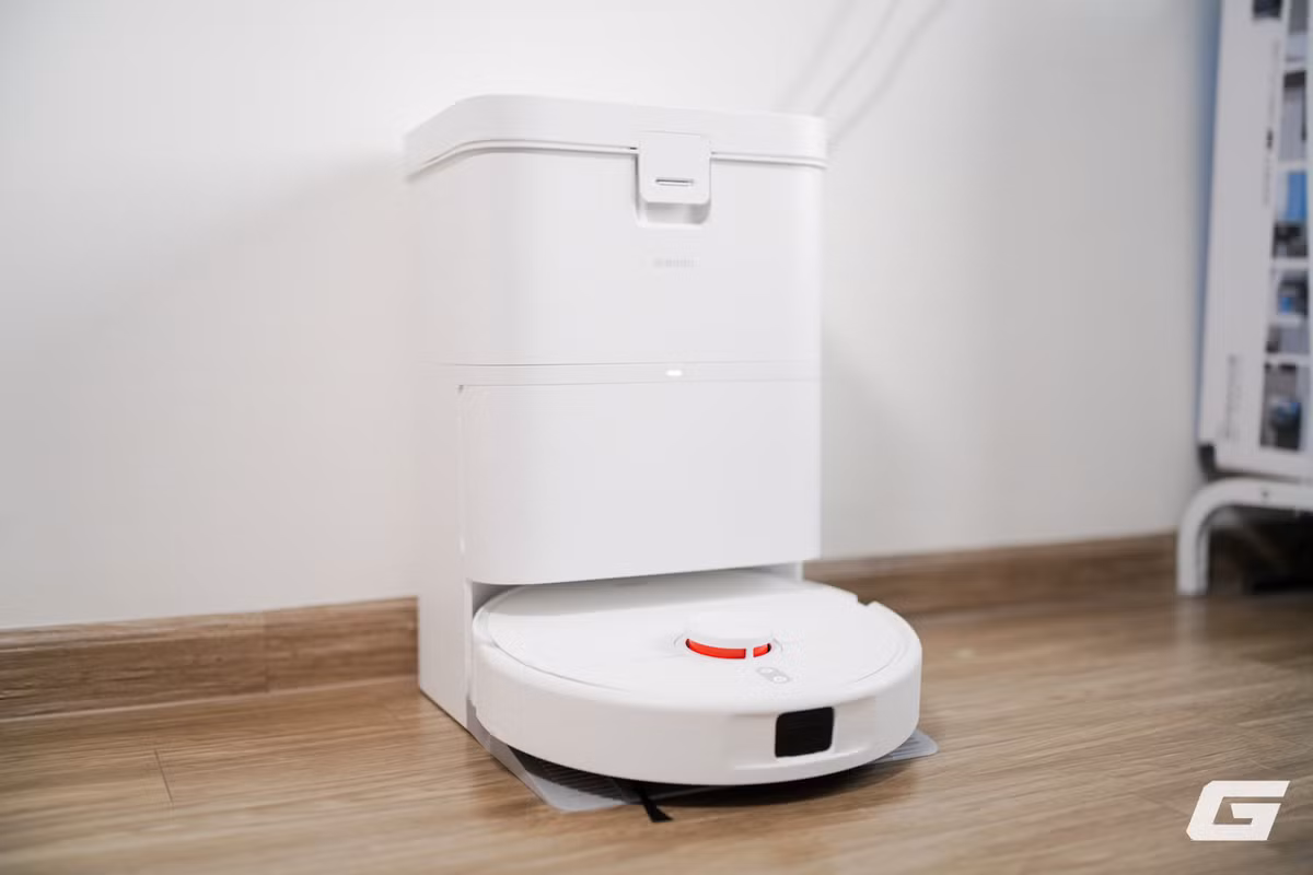 Thiết kế nhỏ gọn với chiều cao chỉ 9,3cm giúp thiết bị dễ dàng len lỏi vào các khu vực khó tiếp cận như gầm giường, sofa hay tủ thấp mà nhiều robot khác gặp hạn chế.(Ảnh: Genk)
