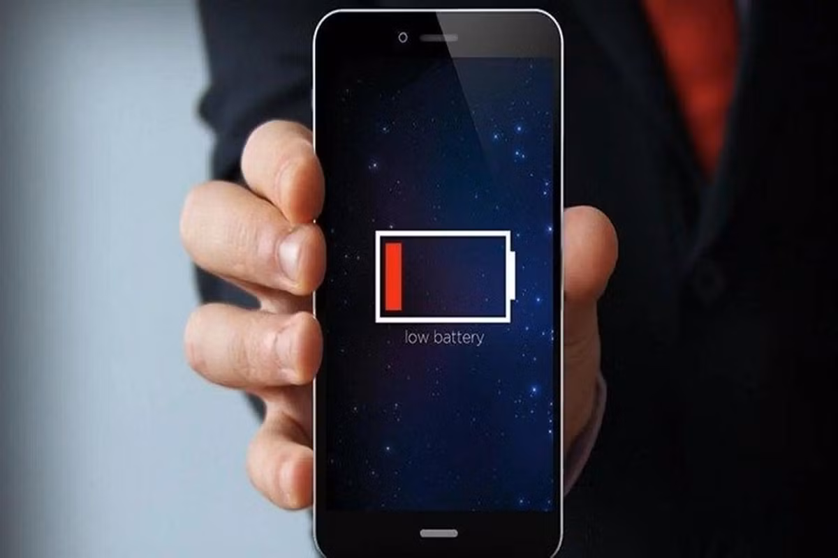 Nguyên nhân là do iPhone liên tục tìm kiếm sóng khi không có dịch vụ, dẫn đến hao pin ngầm mà nhiều người không để ý.