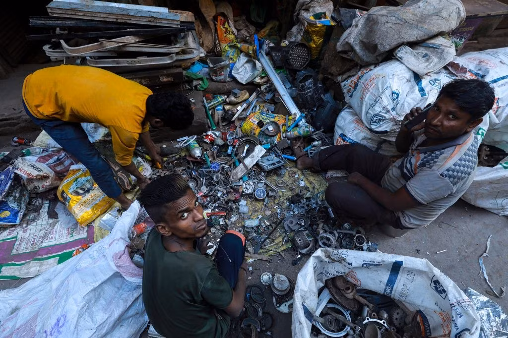 Các chuyên gia kêu gọi Ấn Độ và thế giới siết luật, áp dụng trách nhiệm mở rộng cho nhà sản xuất và đầu tư công nghệ xanh.