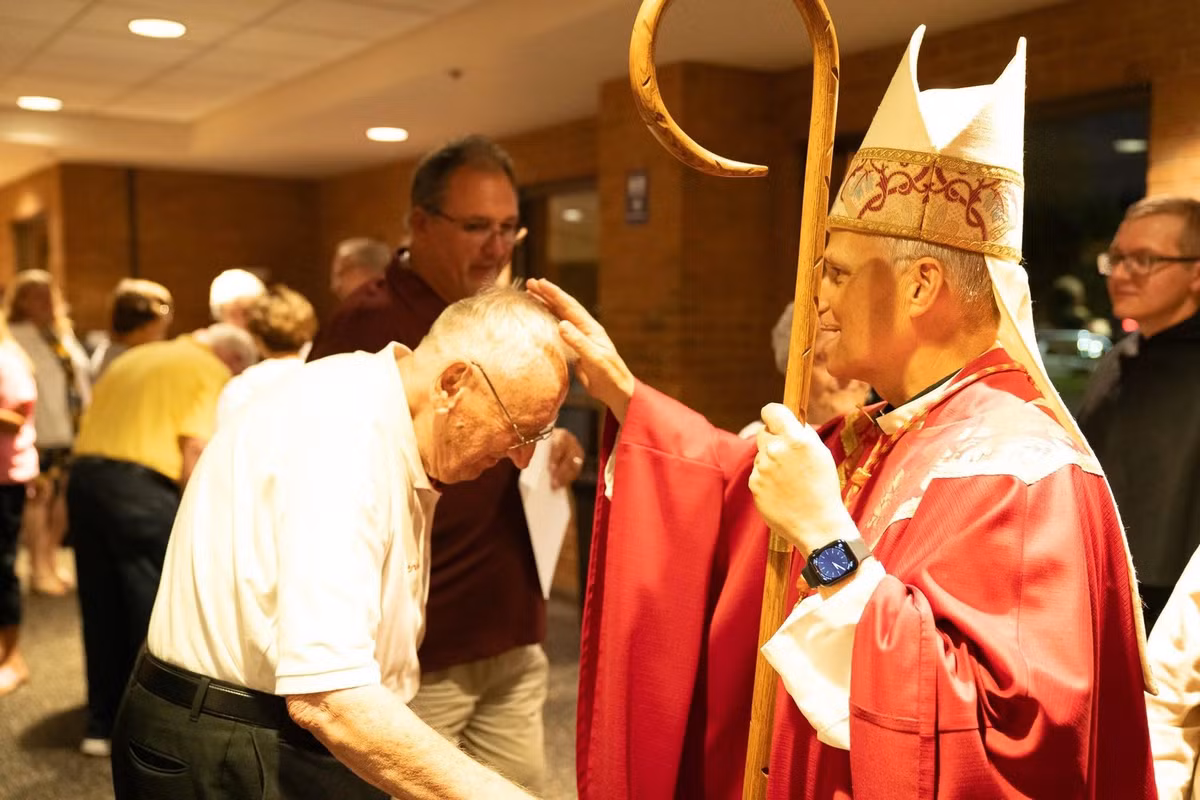 Với độ tuổi gần 70, việc Giáo hoàng đeo một thiết bị theo dõi sức khỏe không phải điều quá bất ngờ. Apple Watch nổi bật với các tính năng như đo nhịp tim, phát hiện té ngã và tự động gọi cấp cứu khi cần thiết. Nhiều người lớn tuổi thường được người thân tặng Apple Watch để theo dõi sức khỏe từ xa, và Giáo hoàng có thể nằm trong số đó.(Ảnh: Thanh niên Việt)