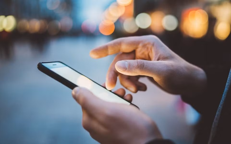 Các tính năng như “Tap to Wake” hay “Always-On Display” khiến màn hình dễ sáng lên ngoài ý muốn.