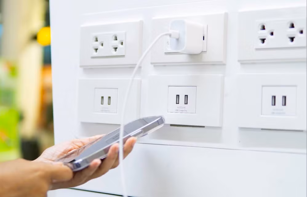 Đáng lo ngại hơn là các trạm sạc công cộng, nơi tin tặc có thể lợi dụng để cài phần mềm độc hại vào thiết bị thông qua hình thức tấn công “juice jacking”, từ đó đánh cắp dữ liệu cá nhân.