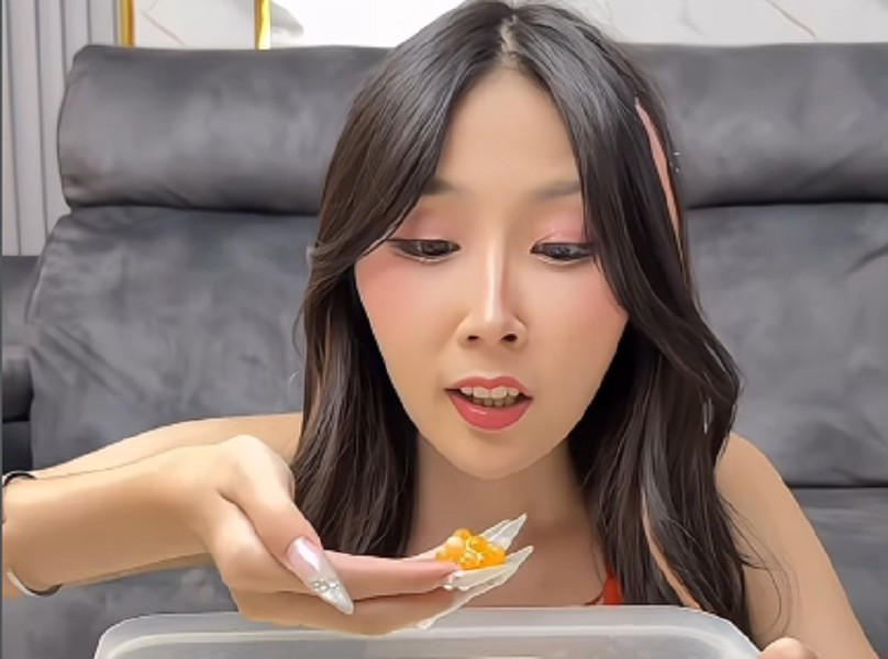 Nhiều bình luận cho rằng đây là “tài lẻ” hiếm có, không phải ai cũng dám thử trước ống kính.