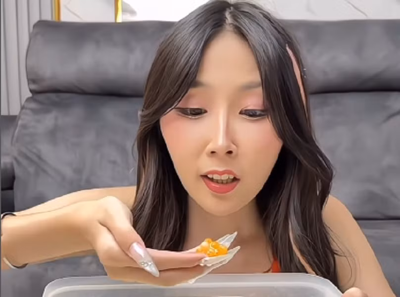 Nhiều bình luận cho rằng đây là “tài lẻ” hiếm có, không phải ai cũng dám thử trước ống kính.