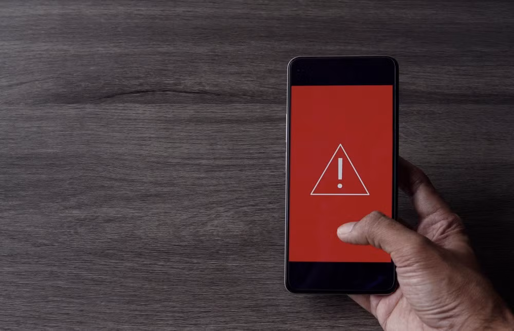 Khi bạn mở ứng dụng ngân hàng, Anatsa sẽ chèn một giao diện giả mạo nhằm lấy cắp mật khẩu và mã OTP.