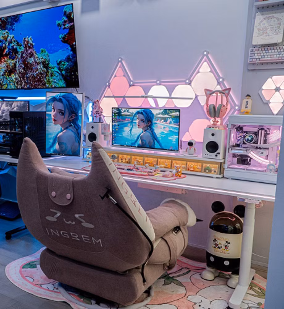 Điều thú vị là ngay bên cạnh còn có góc gaming “chất” không kém của chồng cô.