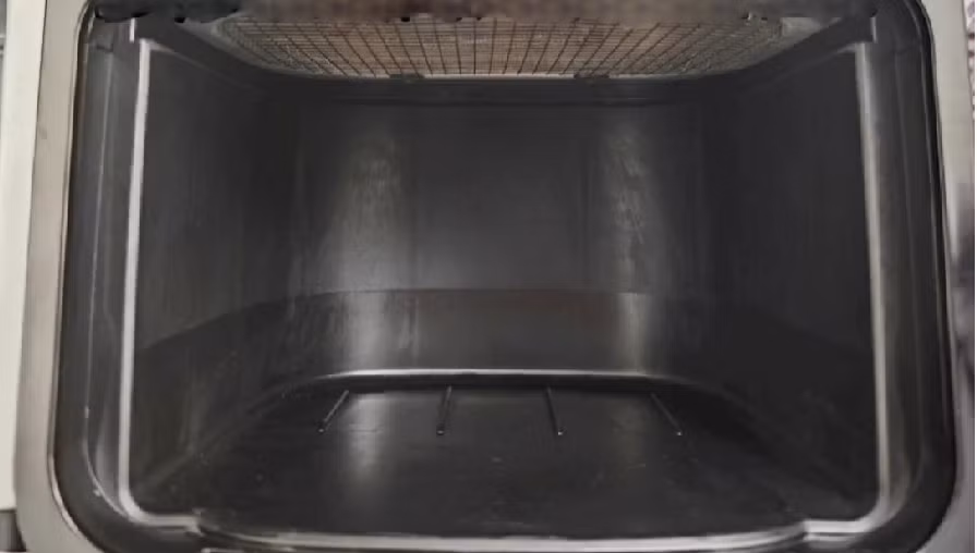 Vật liệu nhựa xuống cấp nhanh, dễ biến dạng và ám mùi vào thực phẩm sau thời gian dài sử dụng.