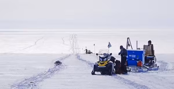 Radar xuyên băng được kéo theo xe trượt tuyết để vẽ bản đồ chi tiết lòng sông bị chôn vùi.(Ảnh: theconversation)