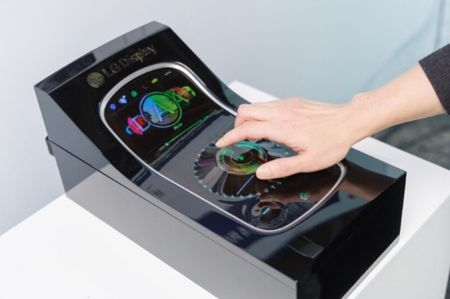 Màn hình có thể chịu kéo giãn đến 10.000 lần mà không giảm chất lượng hình ảnh.(Ảnh: designboom)