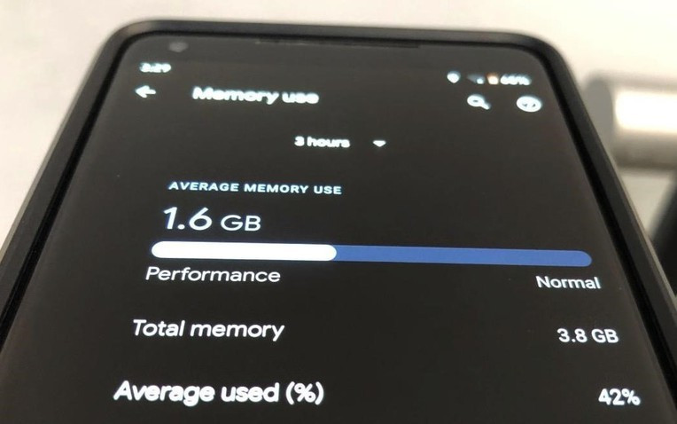 Giá RAM toàn cầu leo thang mạnh trong năm qua không chỉ làm thị trường PC chao đảo mà còn tác động trực tiếp đến smartphone thế hệ mới.
