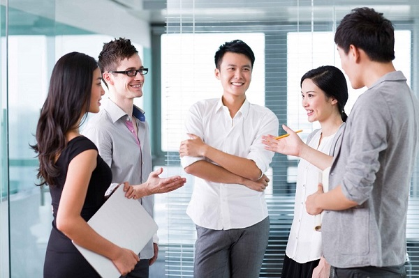 Tim Cook nói: “Tôi không muốn mọi người nhìn vào điện thoại nhiều hơn nhìn vào mắt người đối diện”. Ông khuyến khích tăng cường kết nối trực tiếp và trải nghiệm ngoài thiên nhiên.