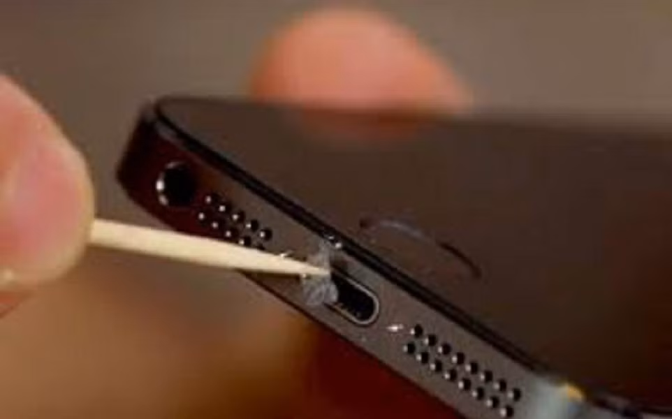 1. Bụi tích tụ trong cổng sạc có thể làm chậm hoặc khiến điện thoại không thể sạc pin được.