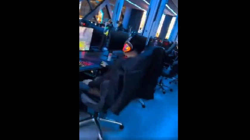 Không gian bên trong rộng rãi, hiện đại với hơn 150 máy tính sử dụng màn hình ASUS.