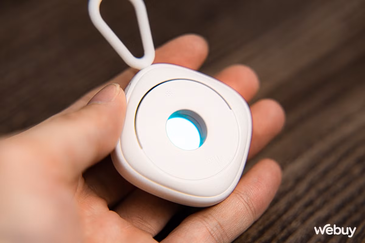 Mùa du lịch hè khiến nhu cầu bảo vệ tài sản cá nhân và quyền riêng tư tăng cao, kéo theo sự lên ngôi của những thiết bị nhỏ gọn như máy dò camera ẩn và tag định vị với mức giá chỉ vài trăm nghìn đồng. (Ảnh: Webuy)