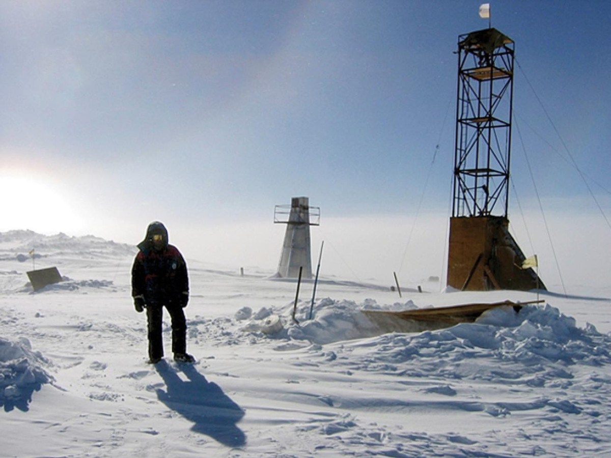 Các nhà khoa học đã khoan xuyên qua lớp băng dày gần 3.769 mét tại Hồ Vostok, một trong những hồ ngầm cổ xưa nhất Nam Cực, và phát hiện tới 3.500 chủng vi sinh vật chưa từng được biết đến. (Ảnh: Thanh niên Việt)