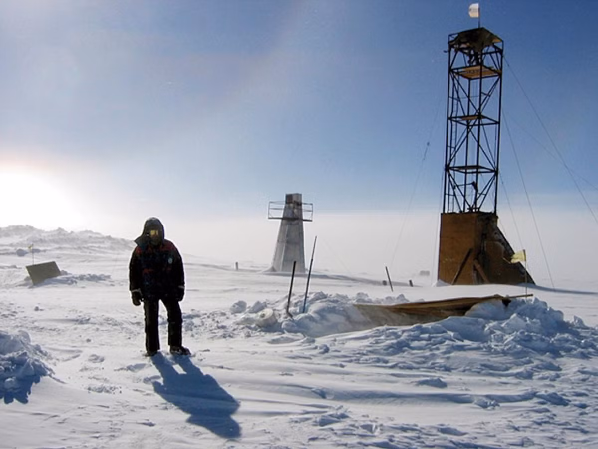 Các nhà khoa học đã khoan xuyên qua lớp băng dày gần 3.769 mét tại Hồ Vostok, một trong những hồ ngầm cổ xưa nhất Nam Cực, và phát hiện tới 3.500 chủng vi sinh vật chưa từng được biết đến. (Ảnh: Thanh niên Việt)