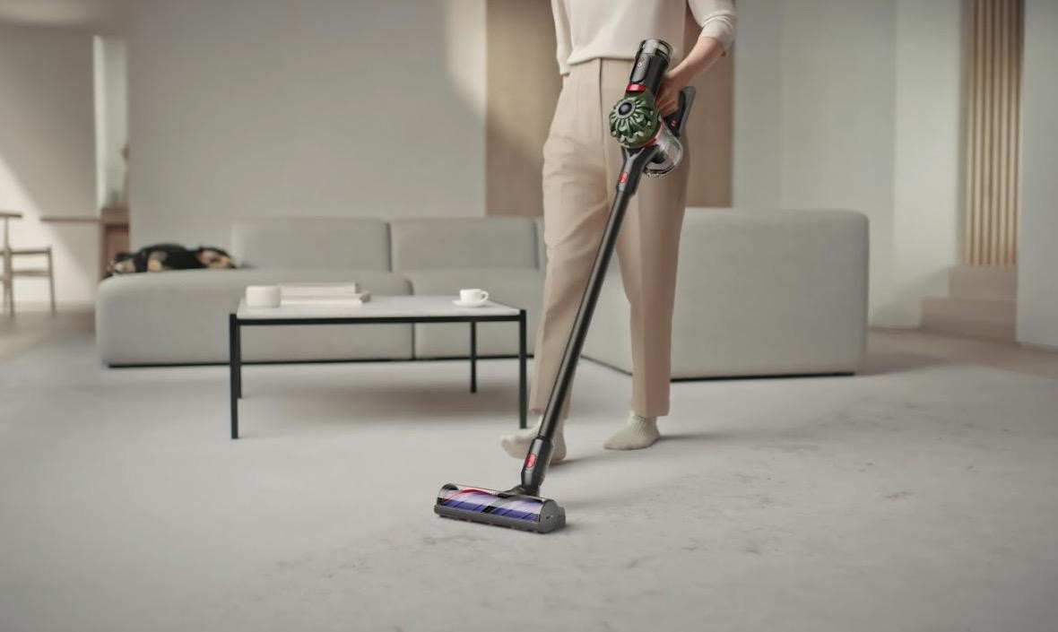 Dyson V8 Cyclone trở lại với lực hút tăng 30%, pin kéo dài 60 phút và tương thích đế sạc tự đổ bụi từ năm 2026.