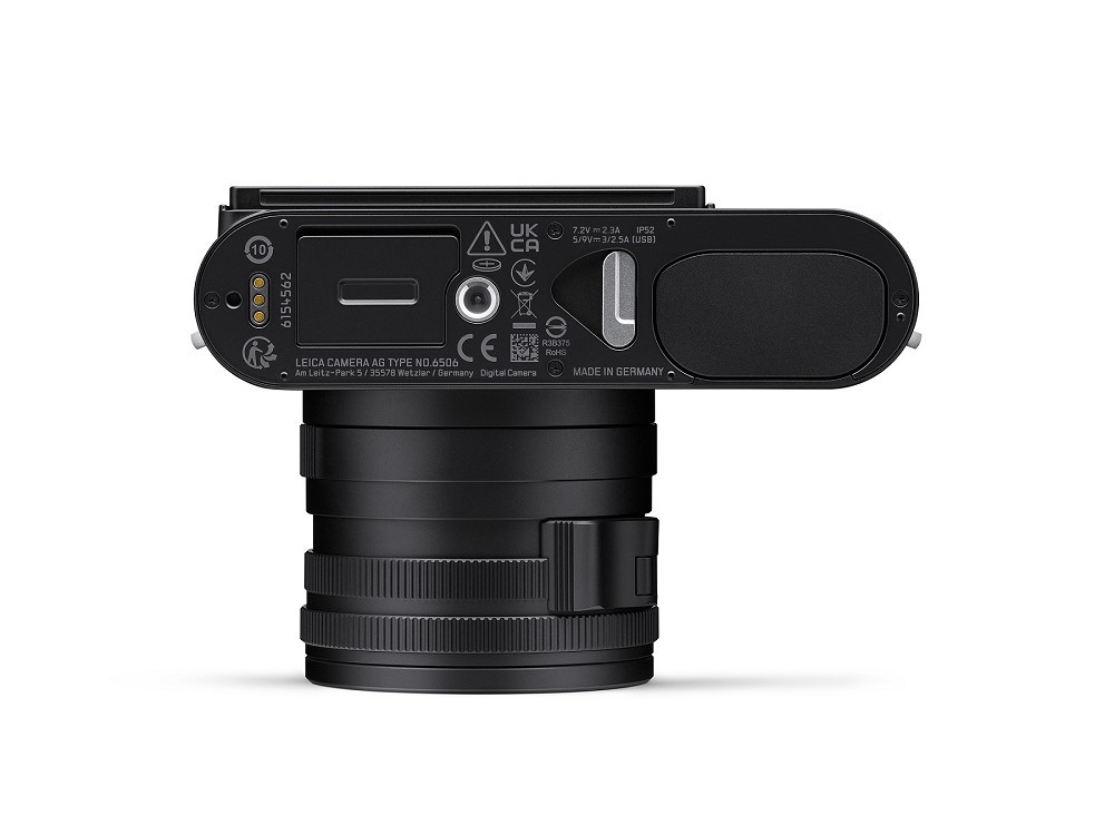 Máy trang bị ống ngắm OLED 5.76 MP, màn hình cảm ứng xoay lật và khả năng chống bụi nước IP52.