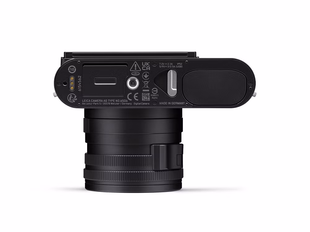 Máy trang bị ống ngắm OLED 5.76 MP, màn hình cảm ứng xoay lật và khả năng chống bụi nước IP52.