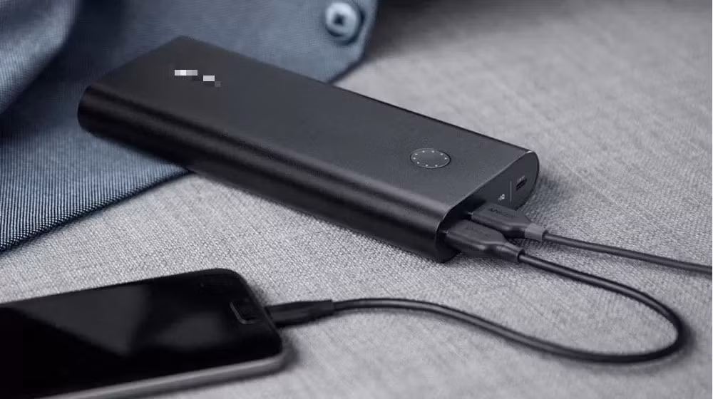 Một bộ dụng cụ khẩn cấp nên bao gồm đèn năng lượng mặt trời, sạc dự phòng, đài FM, bình chữa cháy và túi chống nước cho thiết bị điện tử.