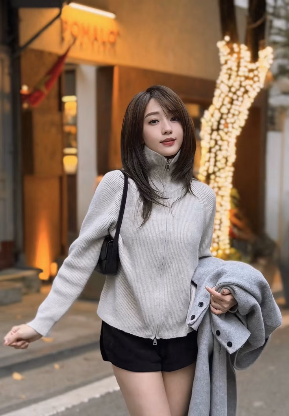 Trang phục áo len gọn gàng, chân váy xếp ly cùng phụ kiện đơn giản tạo nên vẻ trong trẻo.