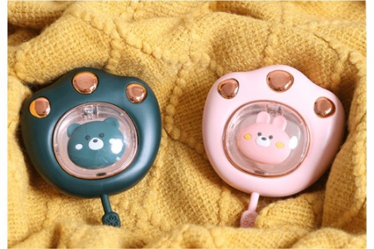 Với thiết kế nhỏ nhẹ, dùng điện trực tiếp hoặc pin sạc, thiết bị này làm ấm nhanh, nhiệt vừa phải và không gây khô da khi sử dụng lâu.