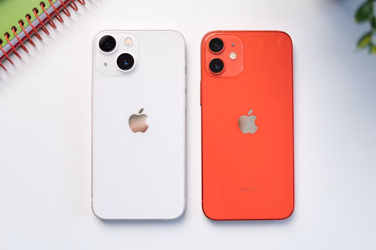 4. iPhone 12 mini và 13 mini tuy nhỏ gọn nhưng thời lượng pin lại khiến người dùng thất vọng.